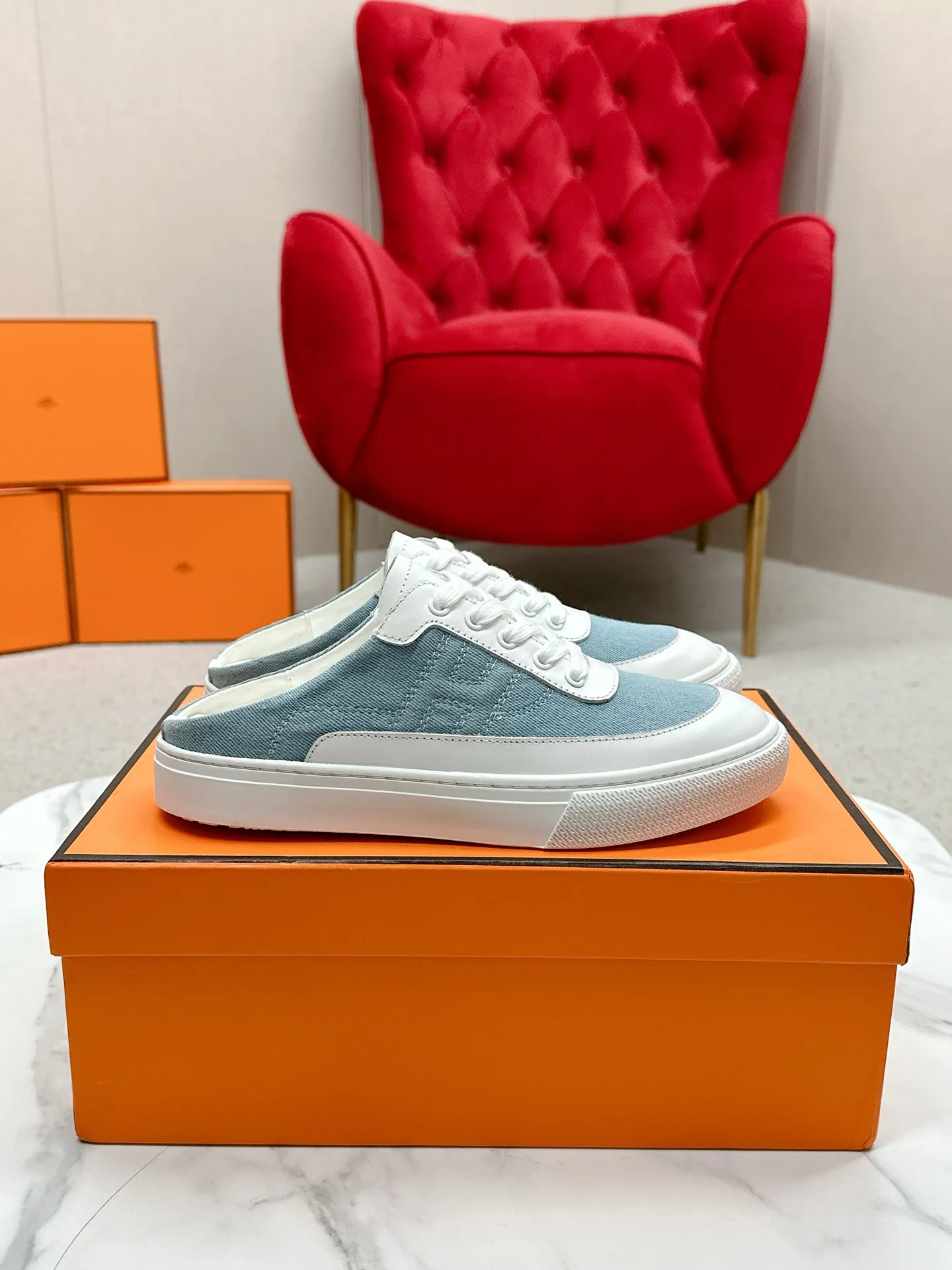 👟👟Ex-factory price 580👟👟 Men's size +10 [HERMES] H-lace slip-on sneakers, sneakers with empty back, white shoes, casual slippers and half-drags. 👉The craftsmanship is exquisite, and new products are released at the counter at the same time. Every detail of the shoes is made with special care, which is quite eye-catching. The elegant splicing elements highlight the good temperament! 🔻Fashionable fly woven lace-up method adds a casual atmosphere and exquisite lines, which can better reflect the family-style design language and intersperse exquisite lines. ✨✨The upper is made of imported cow suede/imported canvas, the lining is made of imported mixed sheepskin, and the original custom-made rubber outsole. 🐎Size: 35-40 for women, 39-44 for men (41 for women, 45 for men, can be customized, non-refundable)